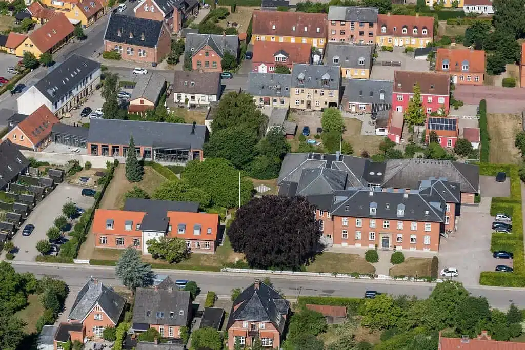 Elevværelse med enkeltsenge og skriveborde