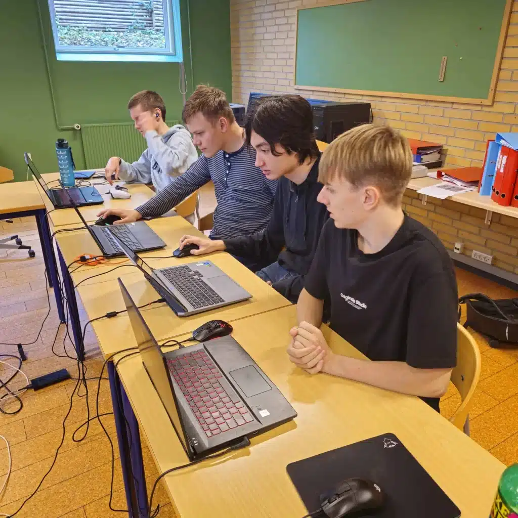 Elever Udvikler Spil Ved Computerne På Linjen Game Design Elever udvikler spil ved computerne på linjen Game Design