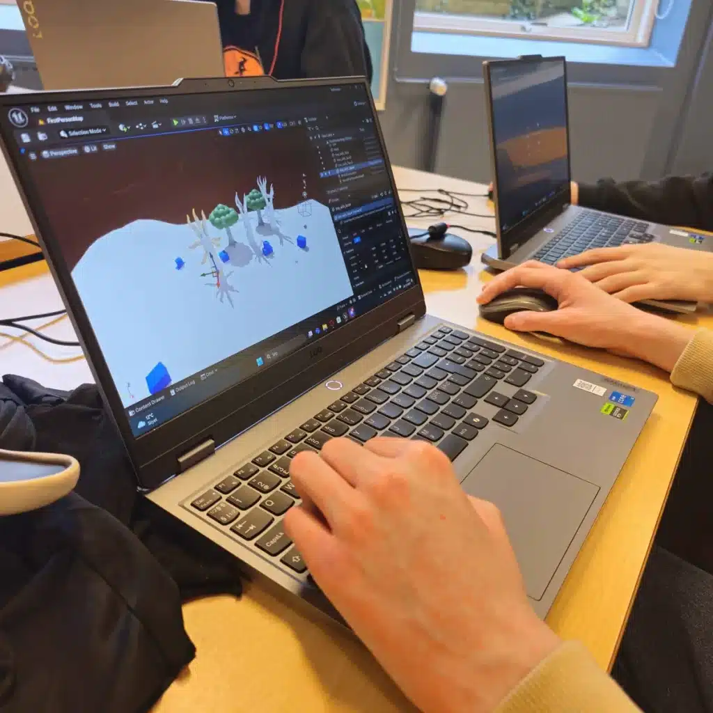 Elever i arbejde på linjefaget Game Design