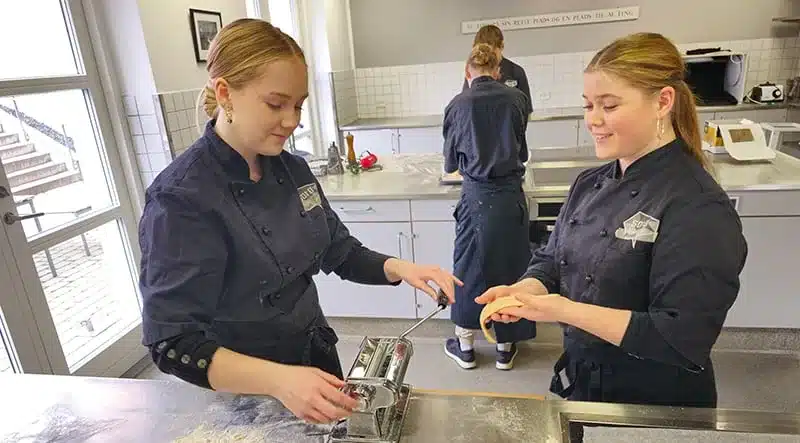 Elever Tilbereder Mad I Skolekøkkenet På Linjen Gastronomi Elever tilbereder mad i skolekøkkenet på linjen Gastronomi