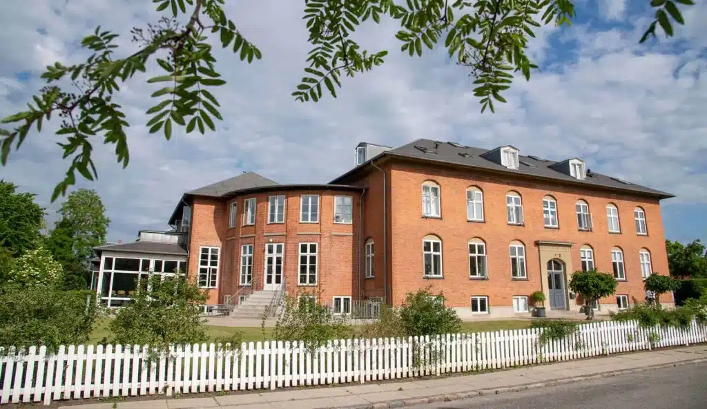 Skolens hovedbygning set fra parken