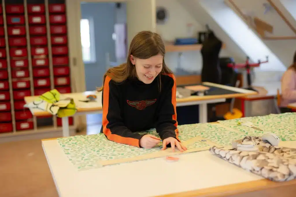 Elever Arbejder Ved Symaskiner I Tekstilværkstedet På Linjen Mode Design Elever arbejder ved symaskiner i tekstilværkstedet på linjen Mode Design