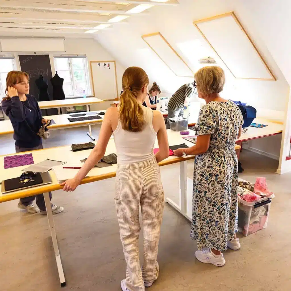 Elever I Arbejde På Linjefaget Mode Design Elever i arbejde på linjefaget Mode Design