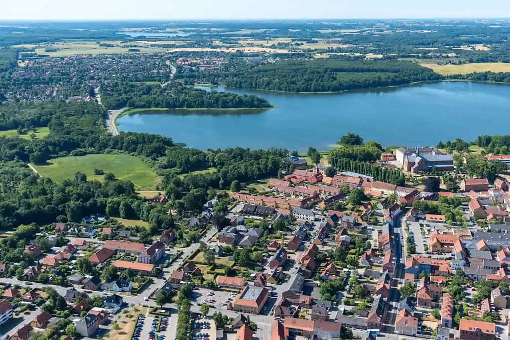 Opholdsrum med tv og tekøkken